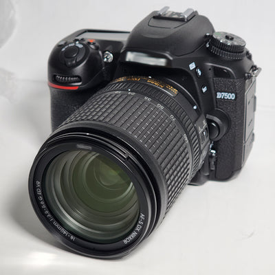 Appareil photo reflex numérique Nikon D7500 avec objectif 18-140 mm + 64 Go + flash + trépied