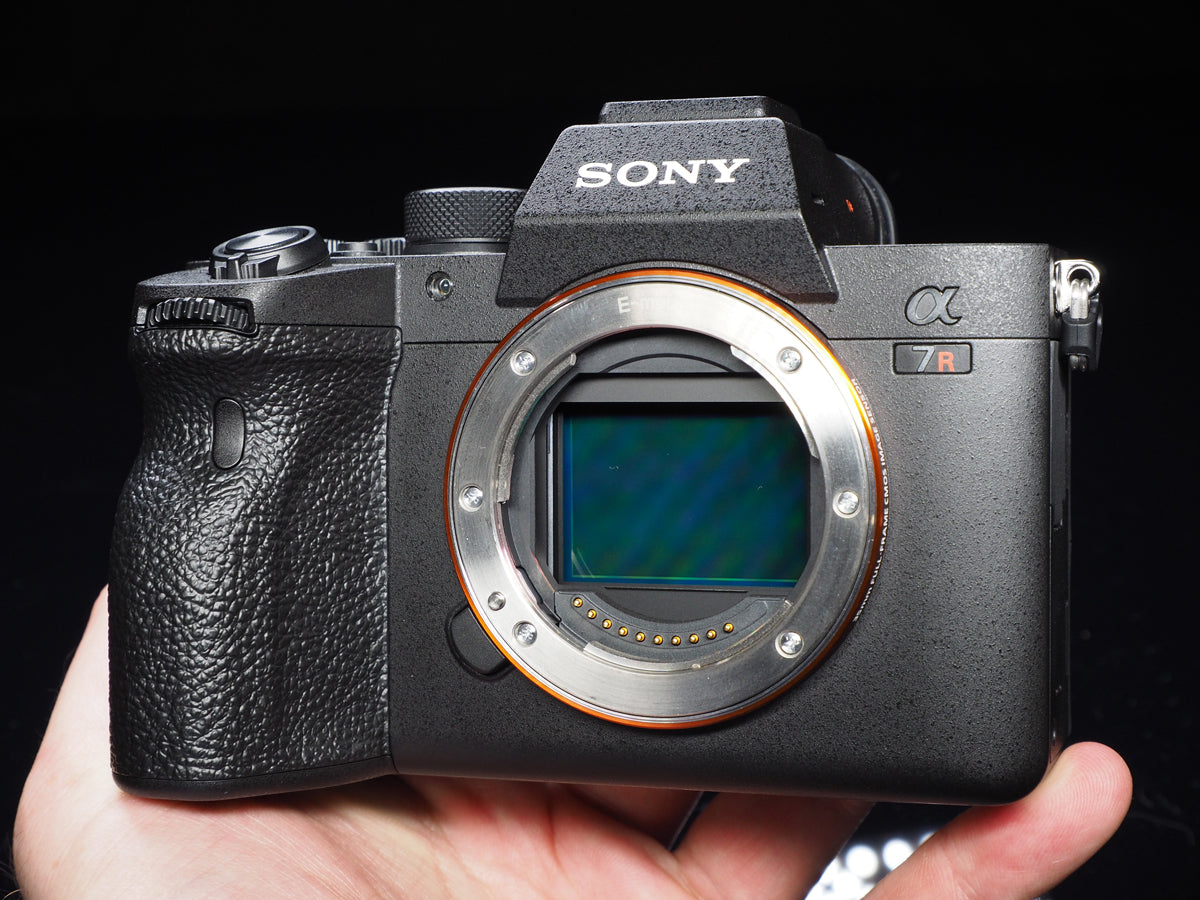 Sony Alpha a7R IV Appareil photo numérique sans miroir (boîtier) ILCE7RM4/B + étui 64 Go