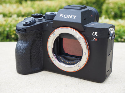 Sony Alpha a7R IV Appareil photo numérique sans miroir (boîtier) ILCE7RM4/B + étui 64 Go