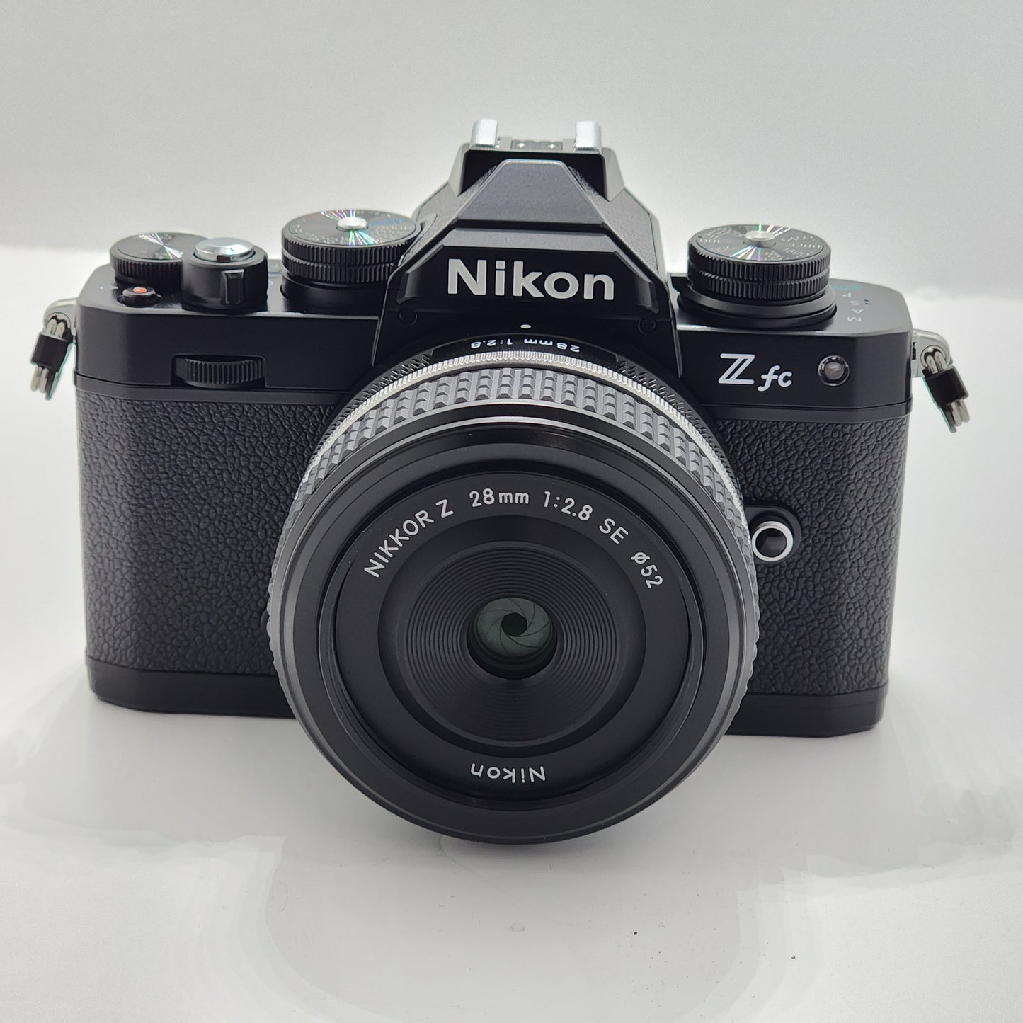 Appareil photo sans miroir Nikon Zfc (noir) avec objectif NIKKOR Z 28 mm f/2.8 (SE)