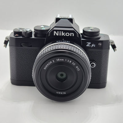 Appareil photo sans miroir Nikon Zfc (noir) avec objectif NIKKOR Z 28 mm f/2.8 (SE) kit 12 pièces